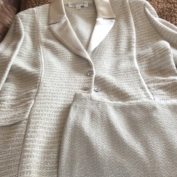 St. John Knit and Silk - Picture 6 of 8